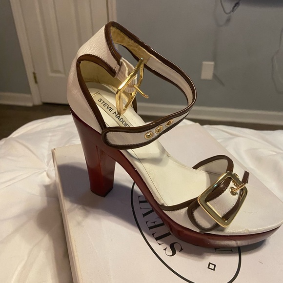 Size 7.5 Steve Madden sandal …..Never worn - Picture 3 of 3